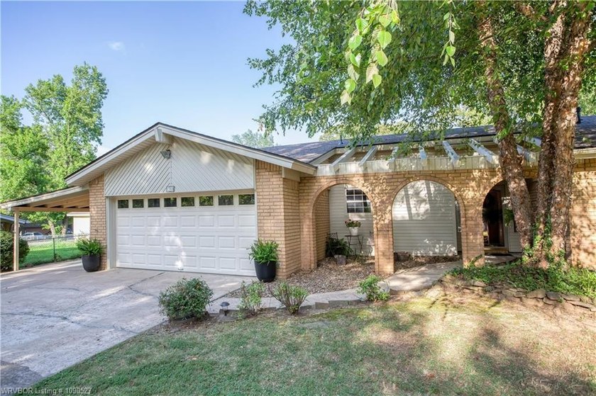 Charming 3 bedroom , 3 bath home with a desirable split floor - photo 3