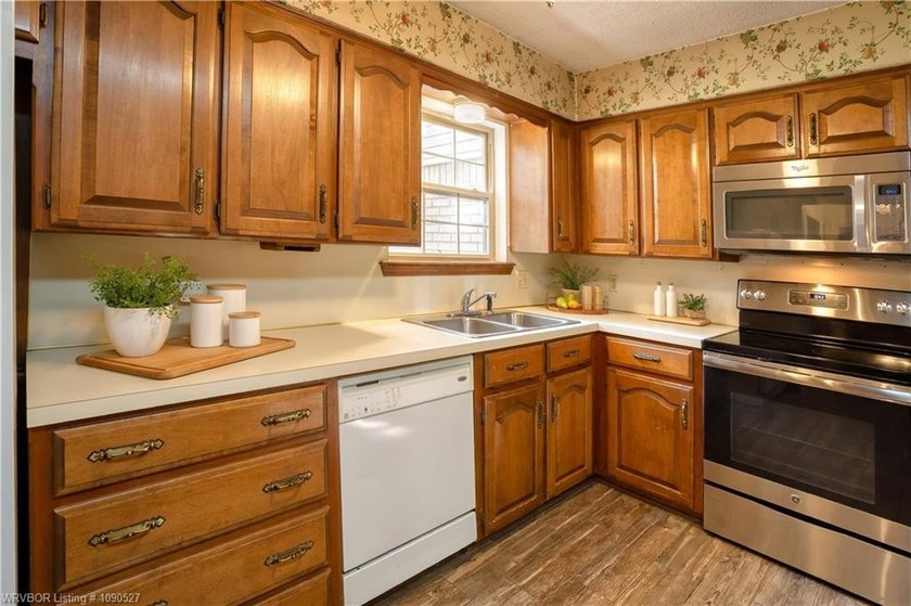 Charming 3 bedroom , 3 bath home with a desirable split floor - photo 8