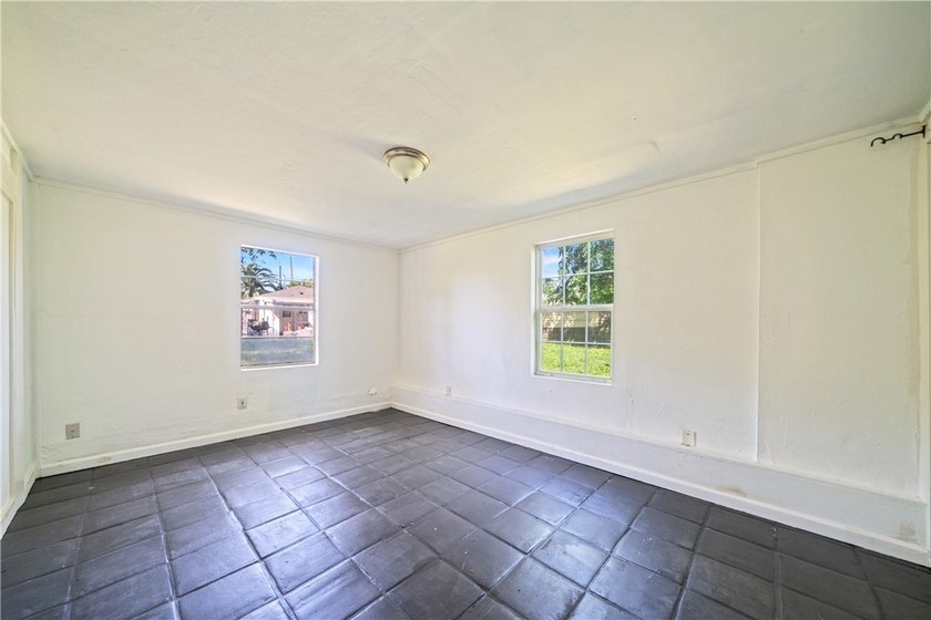 Situated just blocks from the water, this little 2-bedroom gem - photo 11