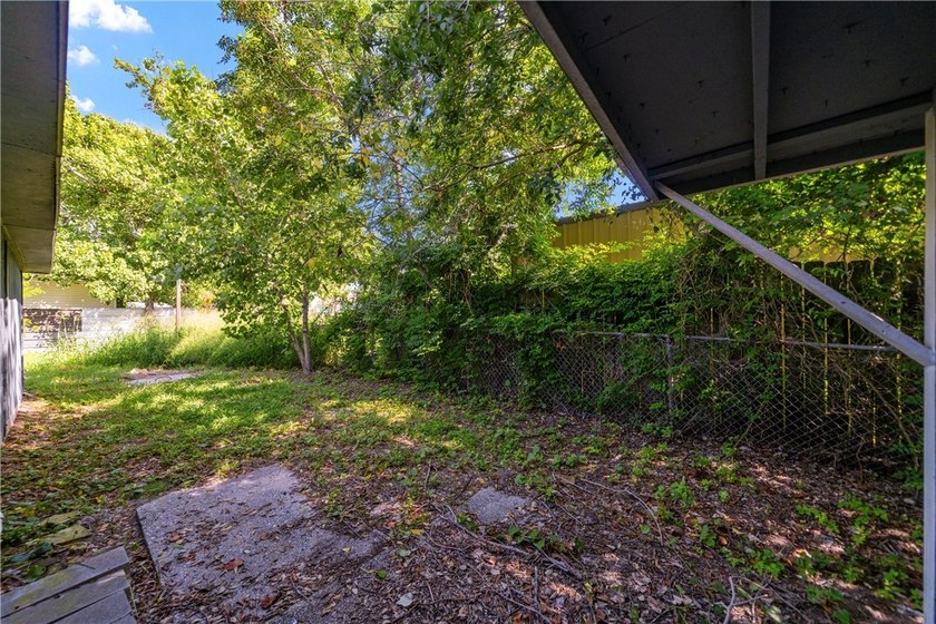 Situated just blocks from the water, this little 2-bedroom gem - photo 13