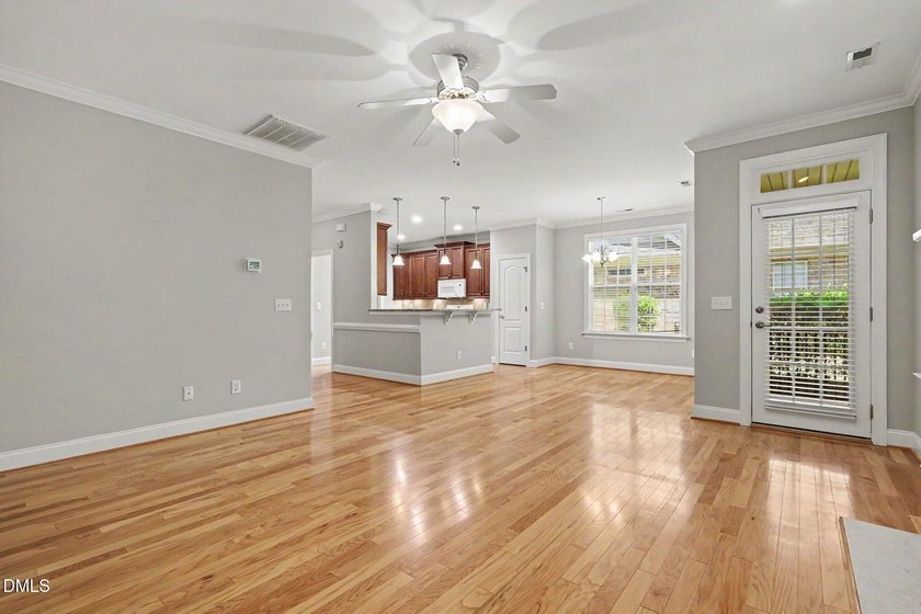 Beautiful brick ranch with custom moldings, tray ceilings, and a - photo 15