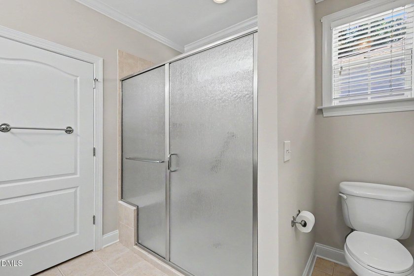 Beautiful brick ranch with custom moldings, tray ceilings, and a - photo 17