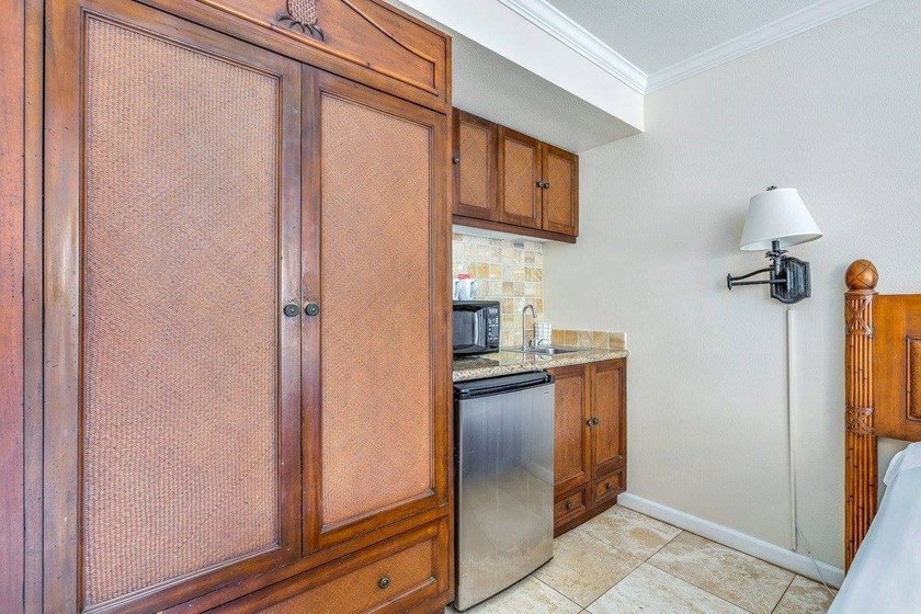 Location Location Location! Wonderful opportunity to own a unit - photo 3