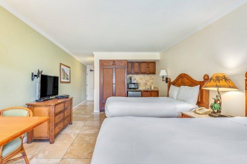 Location Location Location! Wonderful opportunity to own a unit - photo 4
