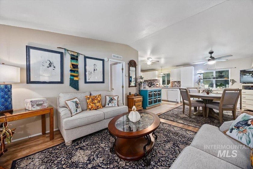 Welcome home to this spacious and well-maintained 3-bedroom - photo 5