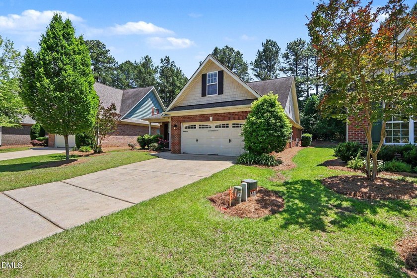 Beautiful brick ranch with custom moldings, tray ceilings, and a - photo 27