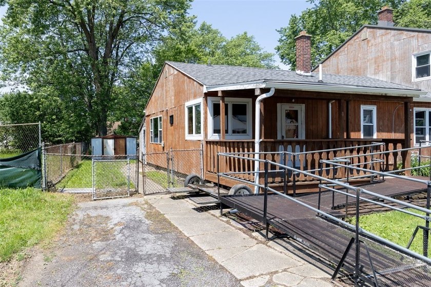 This 4 unit investment property offers strong income potential - photo 3