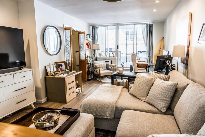 Alcove studio converted to a one-bedroom, offering a flexible - photo 4