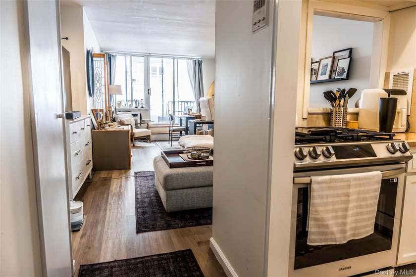 Alcove studio converted to a one-bedroom, offering a flexible - photo 7