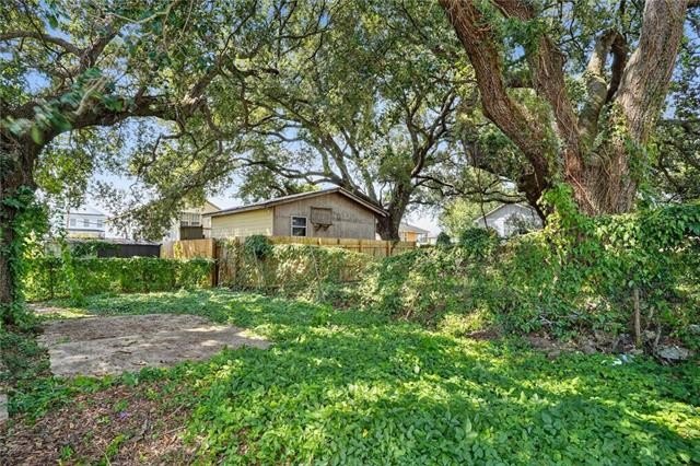This charming double in the Gentilly area offers a blend of - photo 15