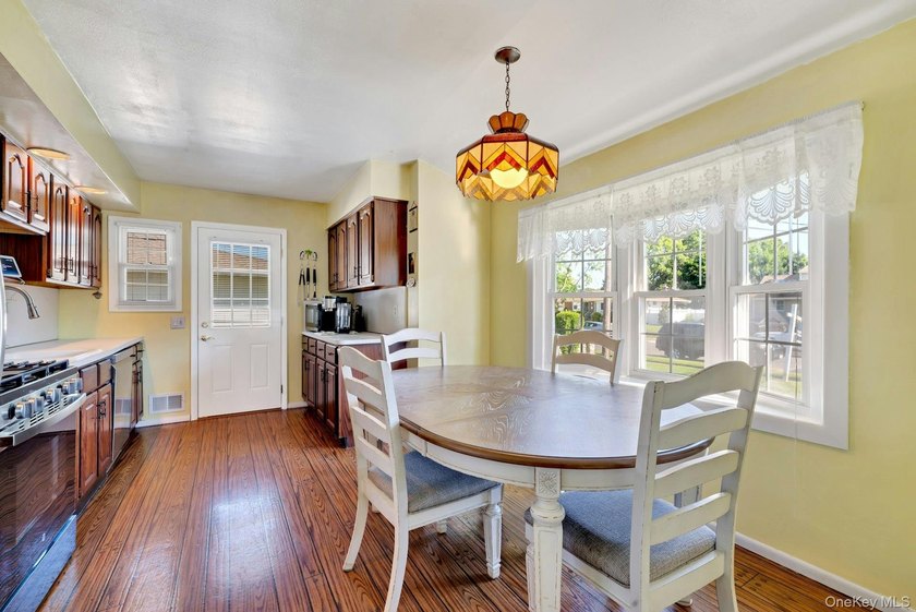 Welcome to 7 Applewood Road located in the Smithtown School - photo 3