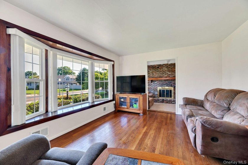 Welcome to 7 Applewood Road located in the Smithtown School - photo 5