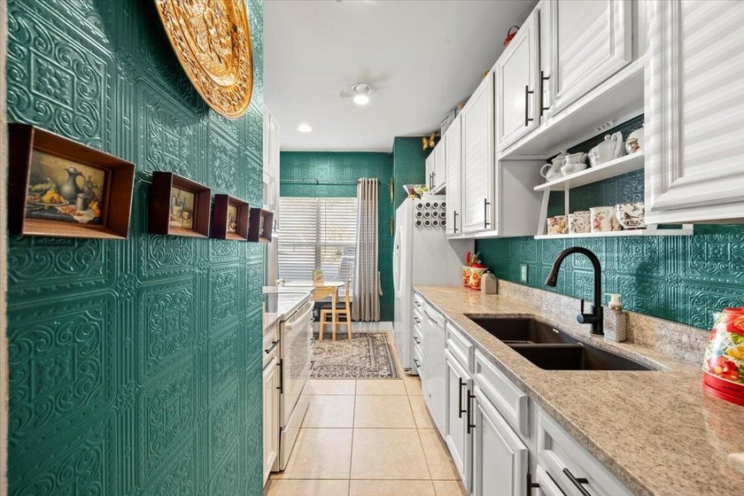 Beautifully updated townhome in the heart of Freeport. This - photo 3