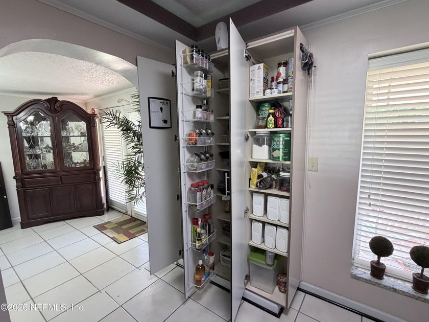 Exceptional opportunity to own a versatile 3-bedroom, 3-bath - photo 14