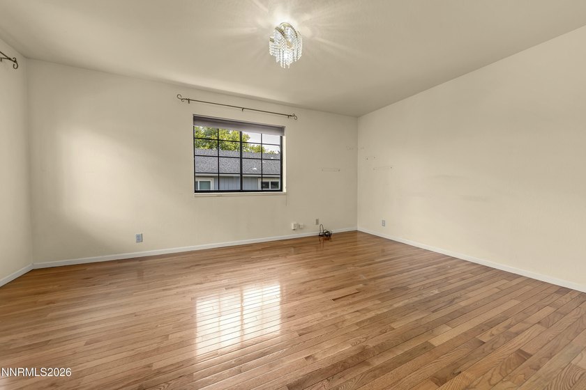 Discover the timeless charm of this classic 1937 brick cottage - photo 21