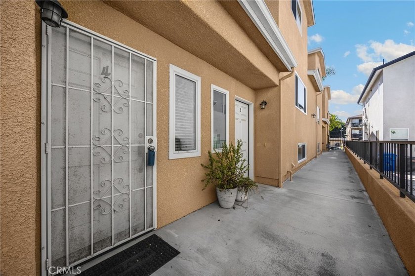 Incredible opportunity to own a beautiful 3-bedroom 3 bath - photo 31
