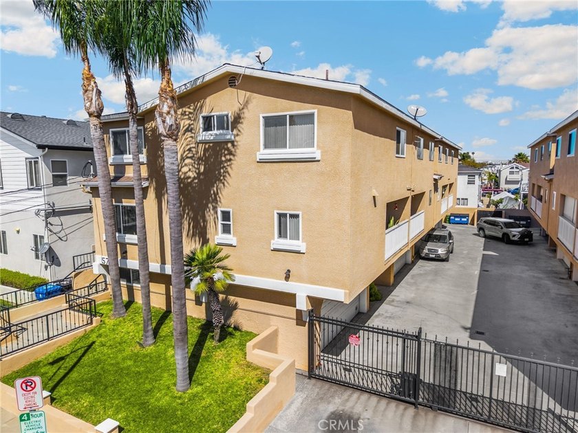 Incredible opportunity to own a beautiful 3-bedroom 3 bath - photo 38