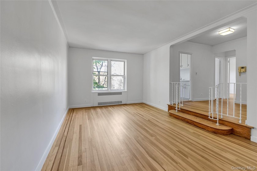 Bright and refreshed one-bedroom co-op at The Winthrop in Forest - photo 2