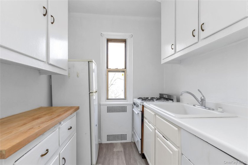 Bright and refreshed one-bedroom co-op at The Winthrop in Forest - photo 5
