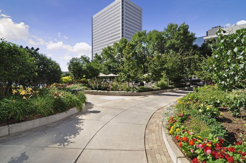 Welcome to your oasis in the heart of Minneapolis right off the - photo 22