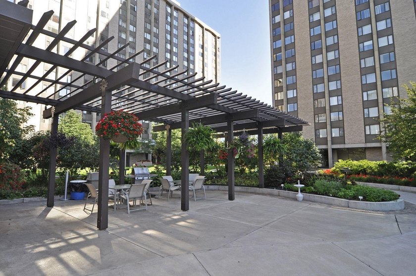 Welcome to your oasis in the heart of Minneapolis right off the - photo 23