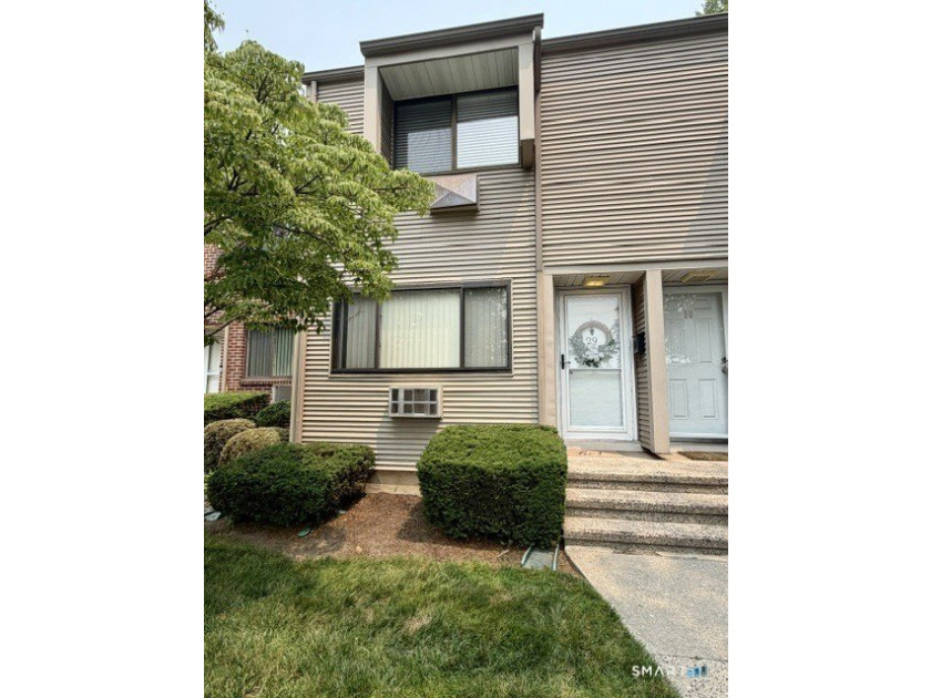 Beautifully updated 2bedroom, 1.5bath unit located in the rear - photo 2