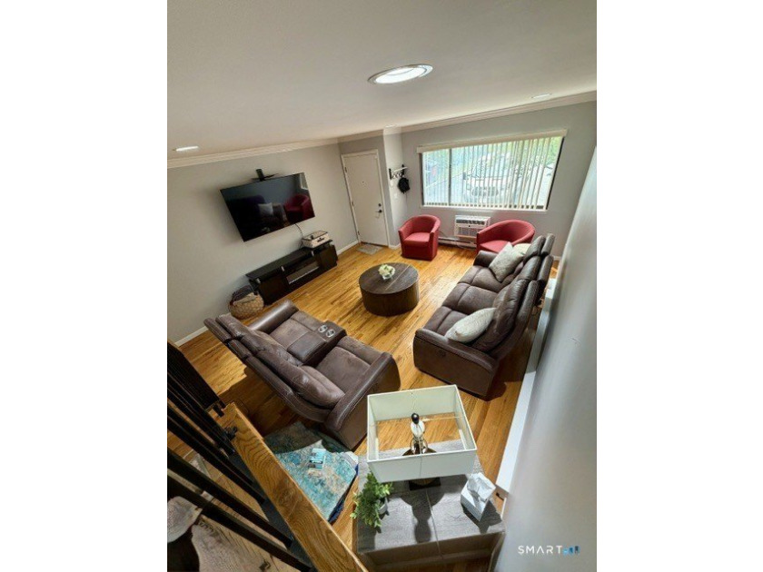 Beautifully updated 2bedroom, 1.5bath unit located in the rear - photo 5