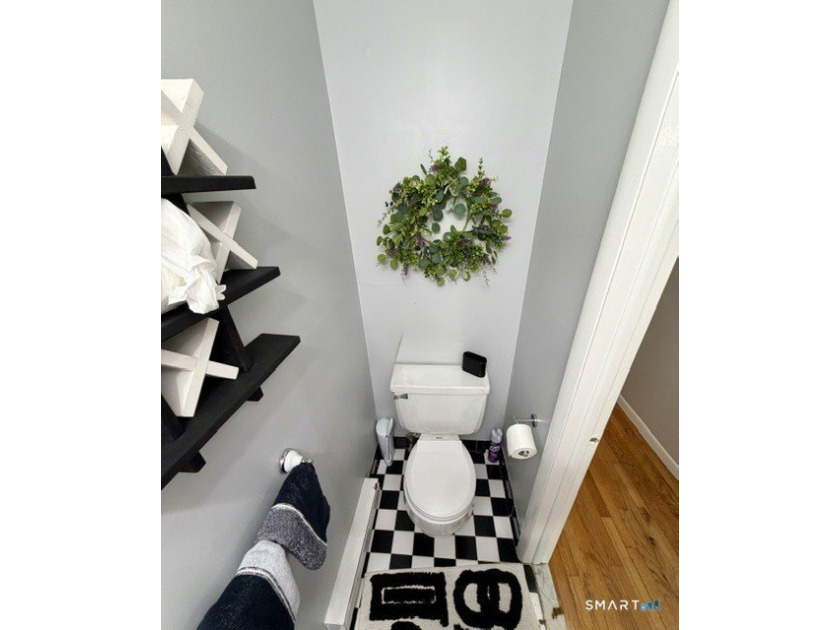 Beautifully updated 2bedroom, 1.5bath unit located in the rear - photo 7