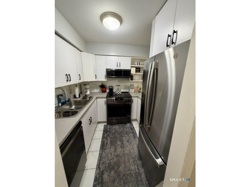 Beautifully updated 2bedroom, 1.5bath unit located in the rear - photo 8