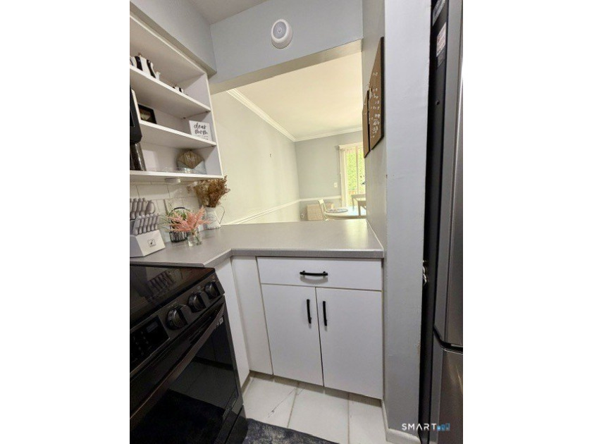Beautifully updated 2bedroom, 1.5bath unit located in the rear - photo 9