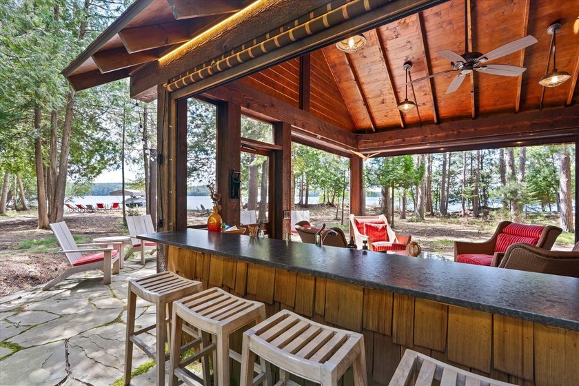 Stunning modern Land's End constructed lodge on the east shore - photo 6