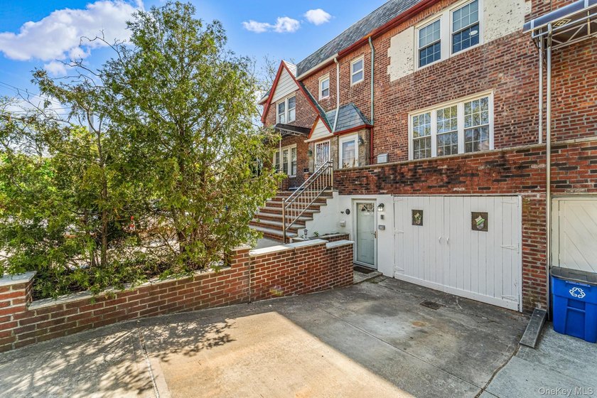 Welcome to this perfectly located home in the heart of Bayside - photo 2