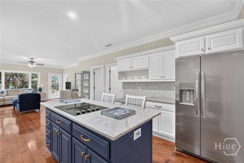 Light filled open floor plan house with beautiful wide plank - photo 15