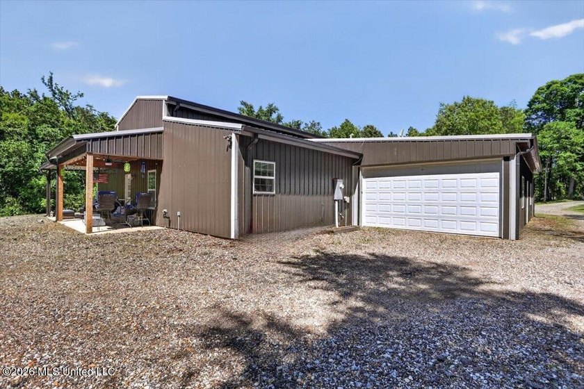Welcome to this stunning 4 bedroom, 3 bathroom barndominium - photo 37