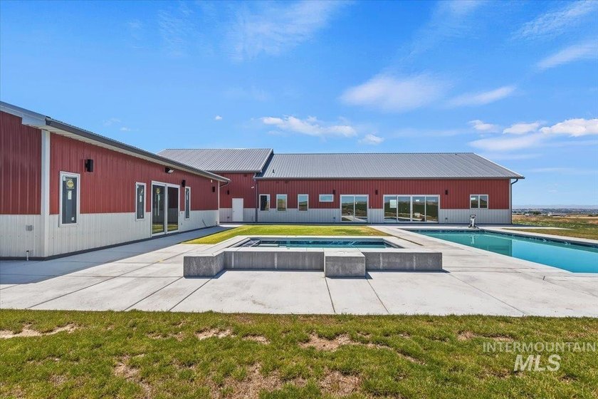 Welcome to one of the most remarkable private estates in the - photo 3