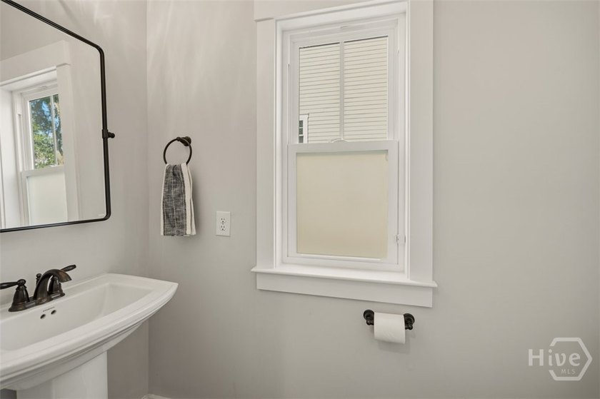Welcome to this impeccably maintained 4-bedroom, 3.5-bath - photo 22