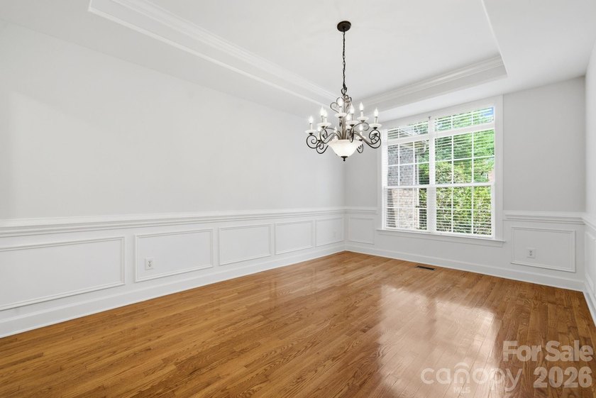 Stunning Brick Home in beautiful Hunter Oaks Subdivision with 3 - photo 4
