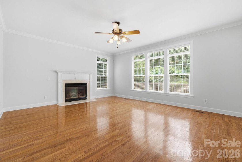 Stunning Brick Home in beautiful Hunter Oaks Subdivision with 3 - photo 8