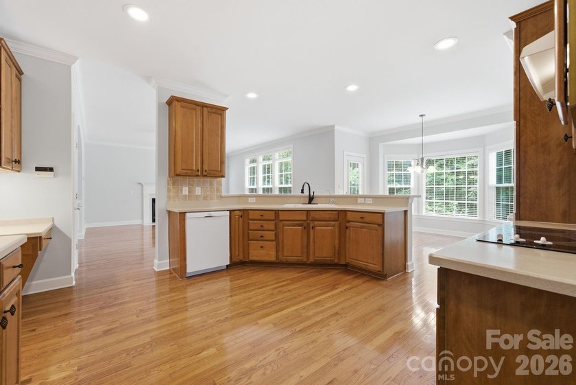 Stunning Brick Home in beautiful Hunter Oaks Subdivision with 3 - photo 9