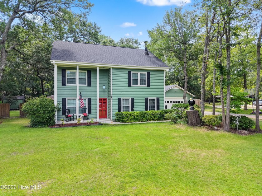 Welcome to sought-after Bayshore Estates, where timeless - photo 3
