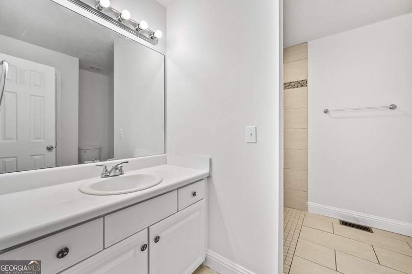 Offering exceptional flexibility and multigenerational living - photo 14