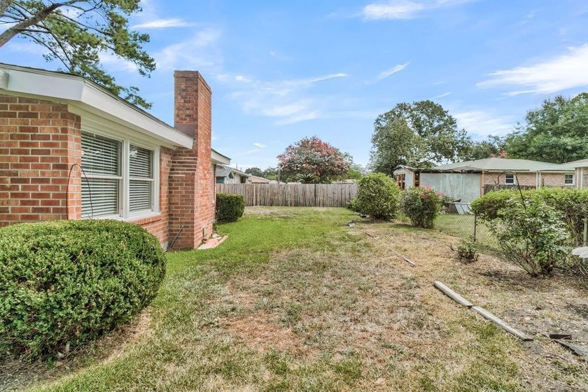 Updated brick ranch in Hanahan! Located in the highly desirable - photo 33