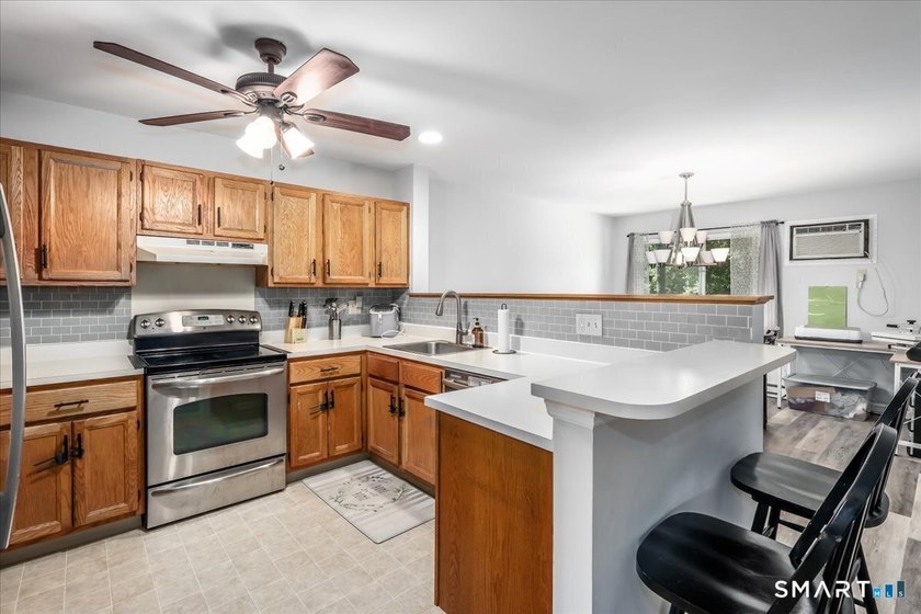 Welcome to this well-maintained and move-in ready condominium - photo 4