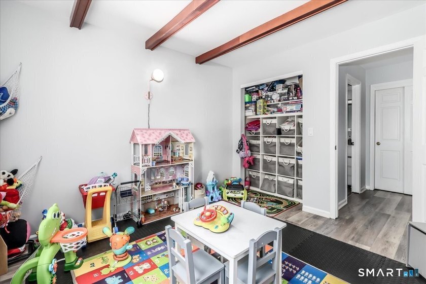 Welcome to this well-maintained and move-in ready condominium - photo 8