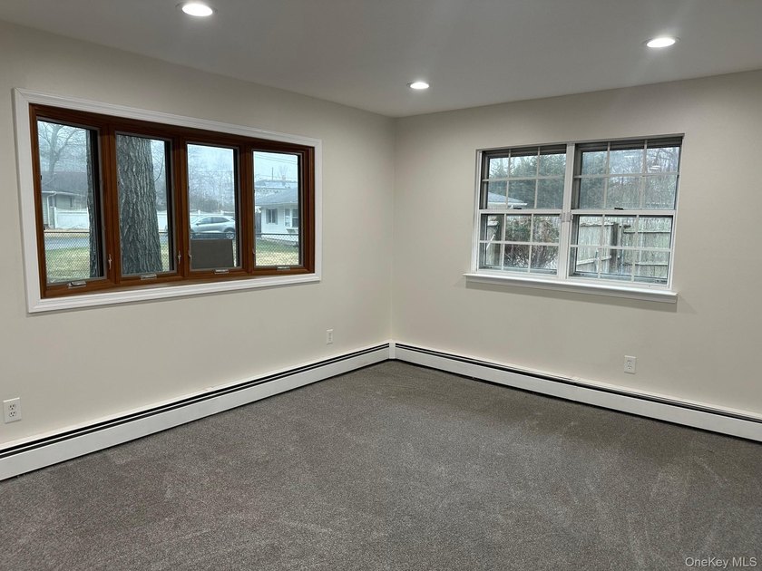 Renovated 4-6 Bedrooms, 2 Bath Colonial, Possible Apartment - photo 12