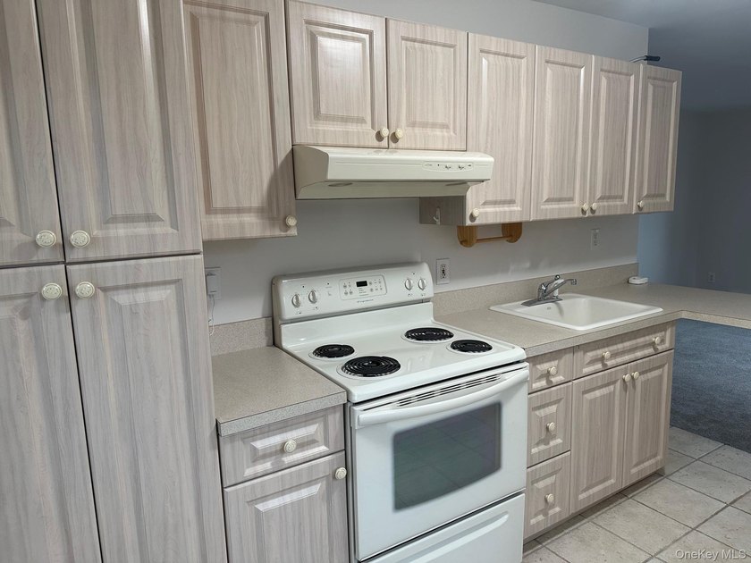 Renovated 4-6 Bedrooms, 2 Bath Colonial, Possible Apartment - photo 17