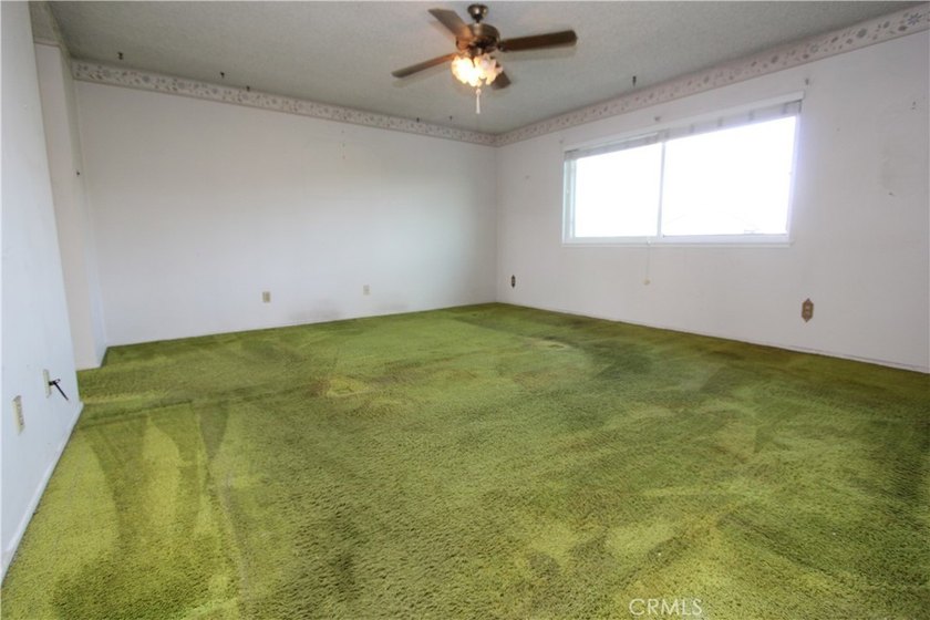 Discover the incredible potential of this spacious 4-bedroom - photo 13