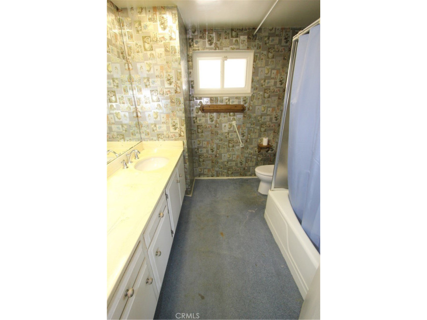 Discover the incredible potential of this spacious 4-bedroom - photo 19