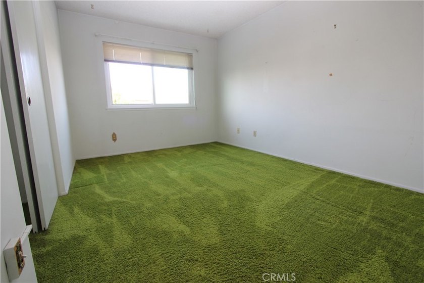 Discover the incredible potential of this spacious 4-bedroom - photo 21