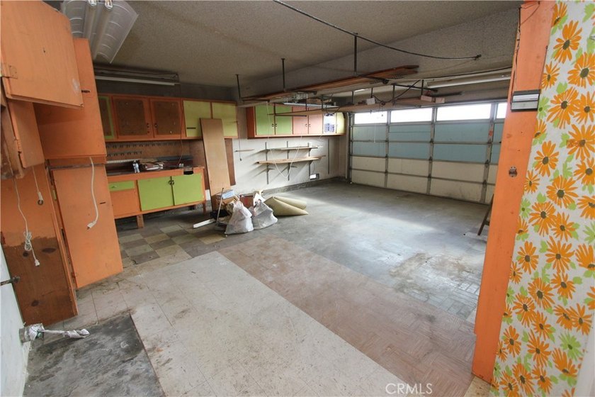 Discover the incredible potential of this spacious 4-bedroom - photo 25